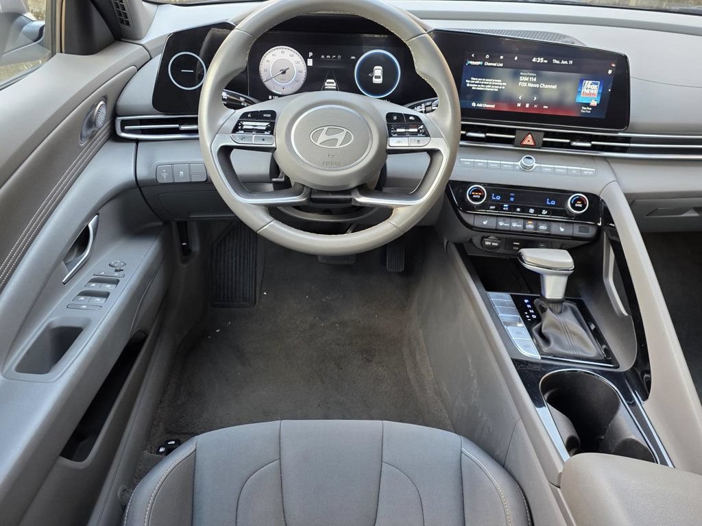 Used 2025 Hyundai Elantra SEL FWD image 11