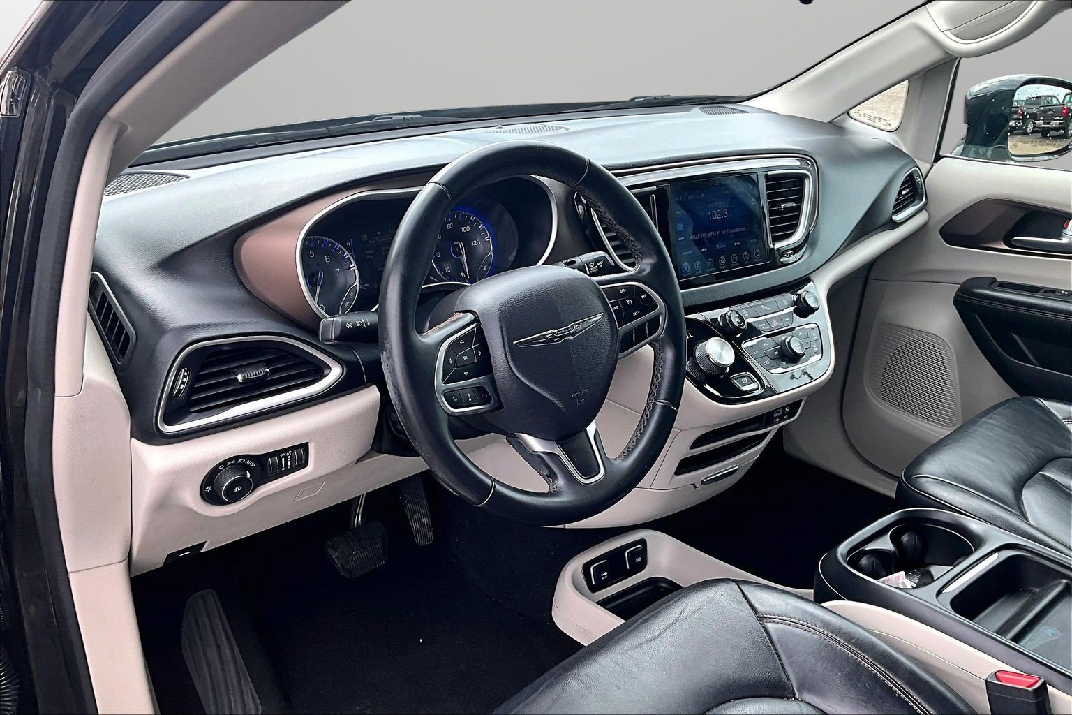 Used 2017 Chrysler Pacifica Touring-L FWD image 20