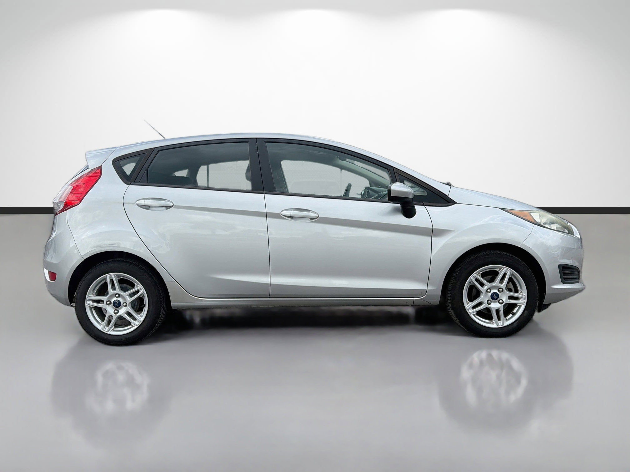 Used 2018 Ford Fiesta SE FWD image 2