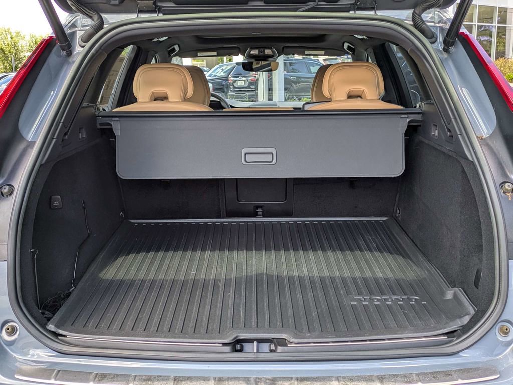 Used 2023 Volvo XC60 B5 Ultimate w/ Protection Package Premier AWD/4WD image 13