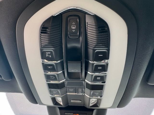 Used 2024 Porsche Macan Turbo image 39