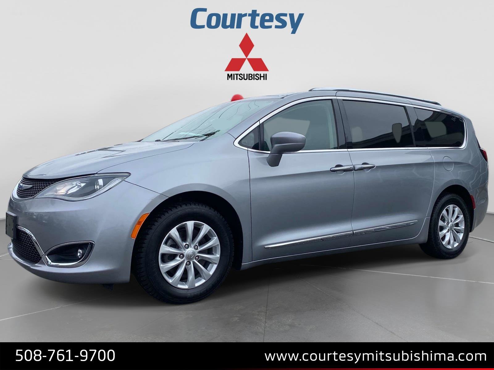 Used 2019 Chrysler Pacifica Touring-L FWD image 1