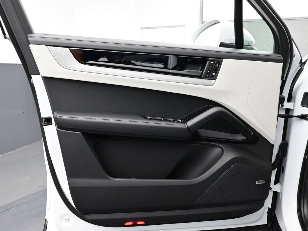 Certified 2025 Porsche Cayenne E-Hybrid AWD/4WD image 7