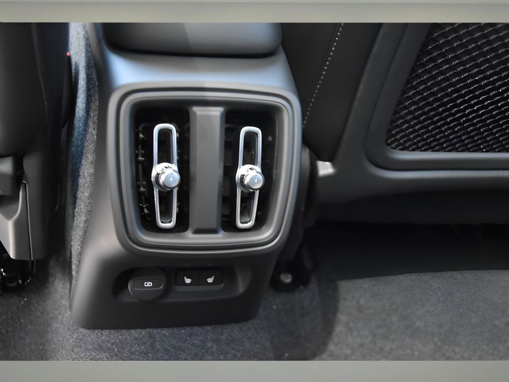 Certified 2025 Volvo XC40 B5 Ultra w/ Protection Package Premier image 15