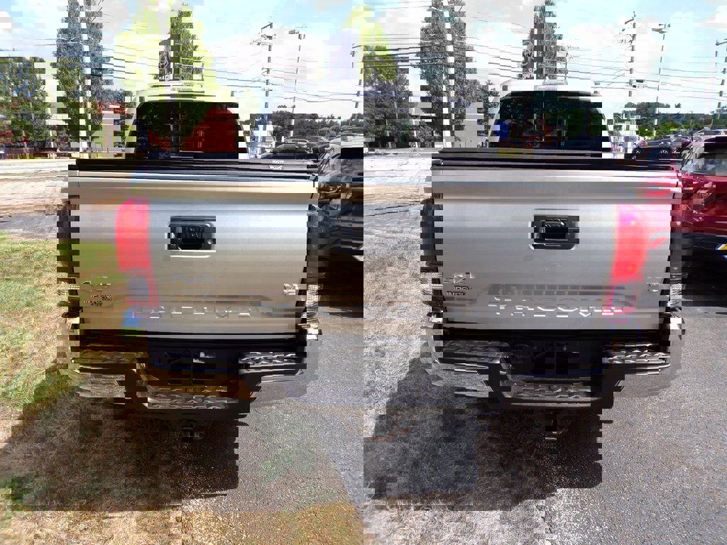 Used 2022 Toyota Tacoma 4x4 Double Cab image 9