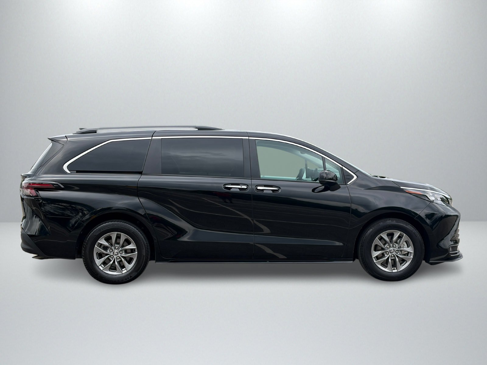 Used 2026 Toyota Sienna XLE FWD image 6