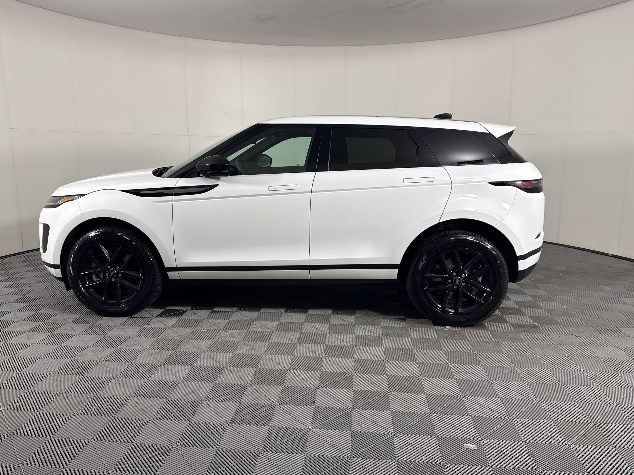Used 2024 Land Rover Range Rover Evoque S AWD/4WD image 2