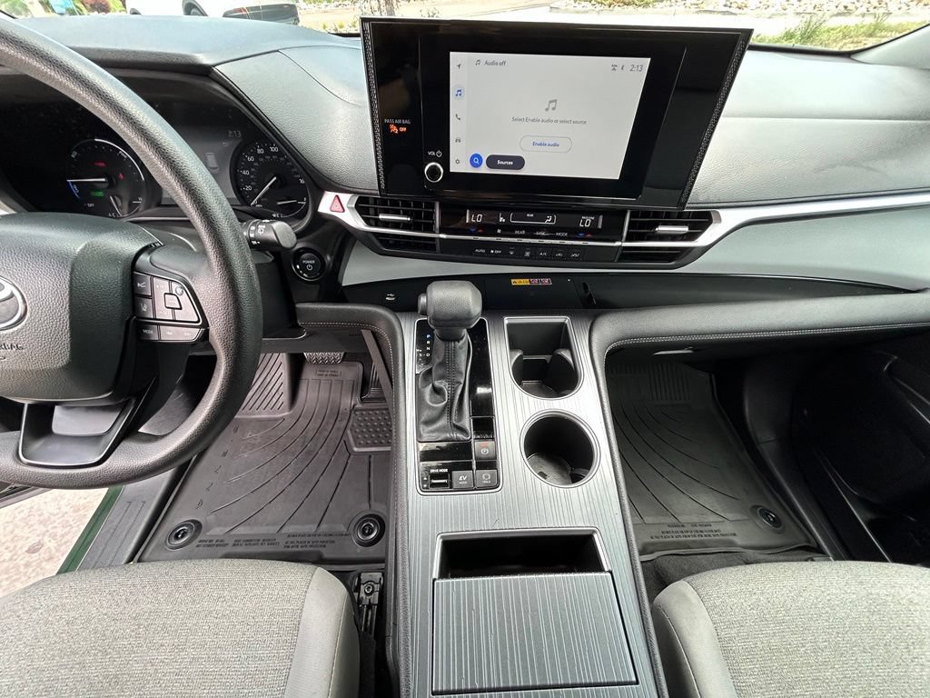 Used 2025 Toyota Sienna LE FWD image 18