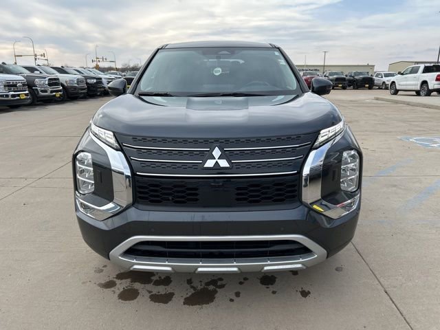 Used 2024 Mitsubishi Outlander SE image 3