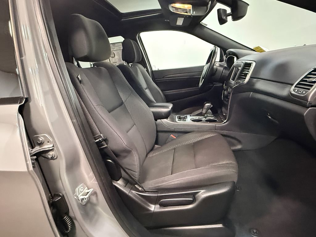 Used 2019 Jeep Grand Cherokee Laredo AWD/4WD image 14