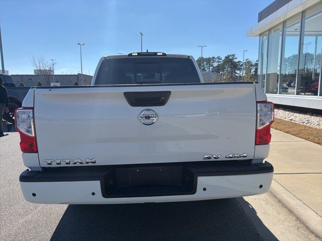 Used 2022 Nissan Titan SV image 4