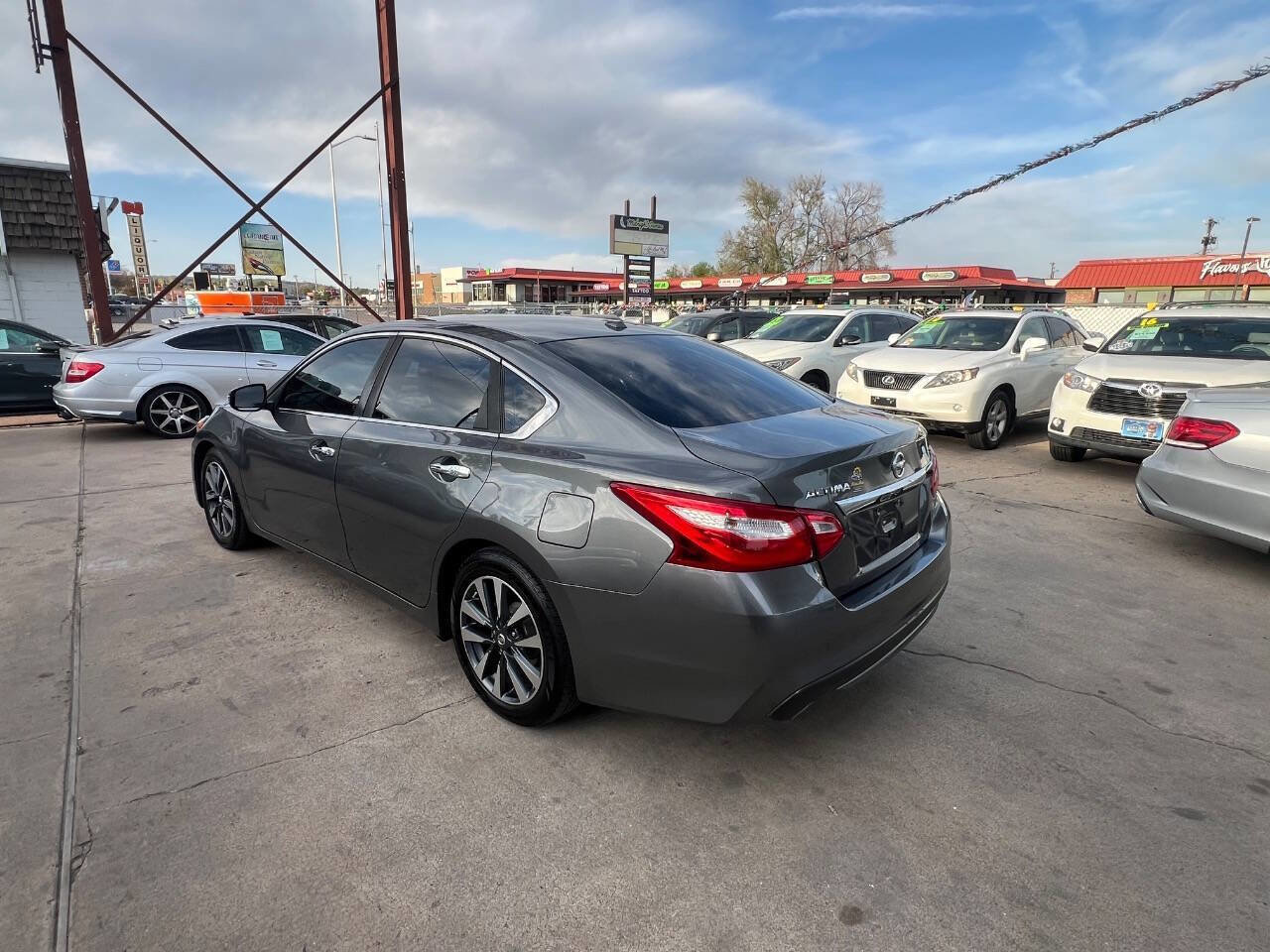 Used 2017 Nissan Altima 2.5 SL w/ Moonroof Package FWD image 5