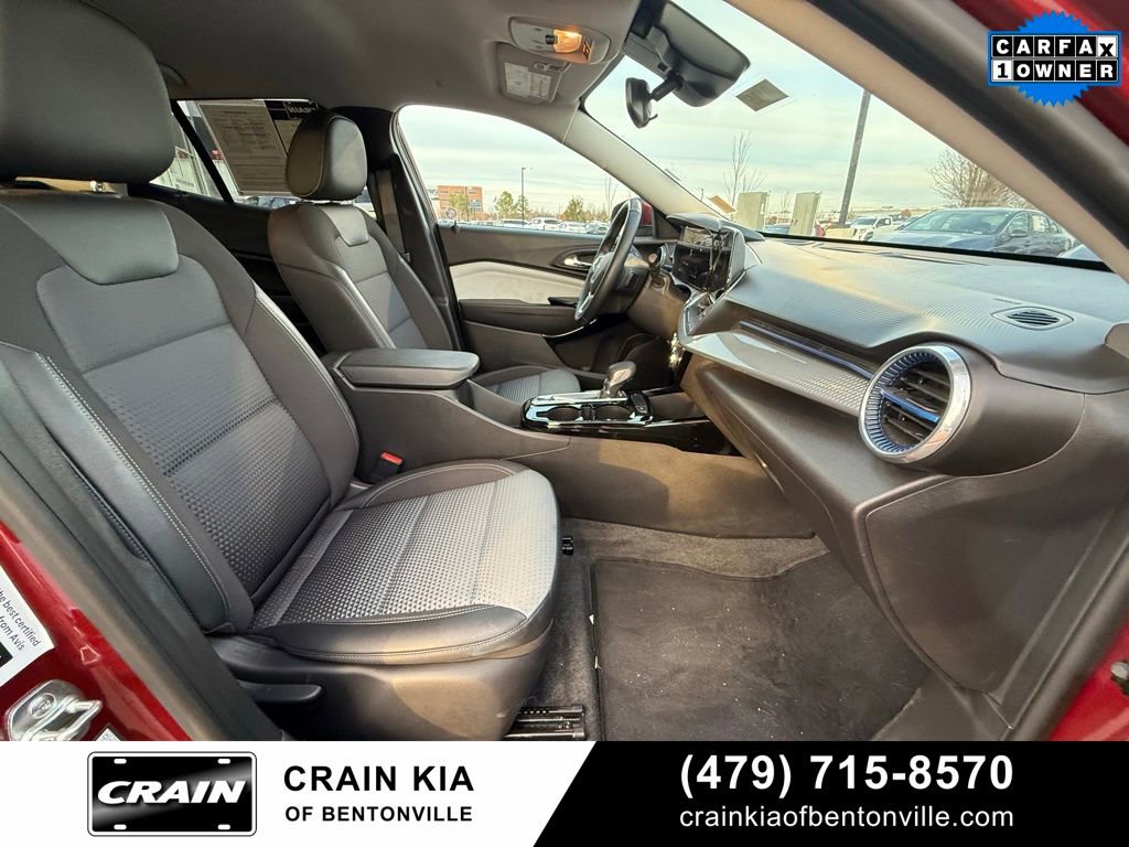 Used 2025 Chevrolet Trax LT w/ LT Convenience Package image 32