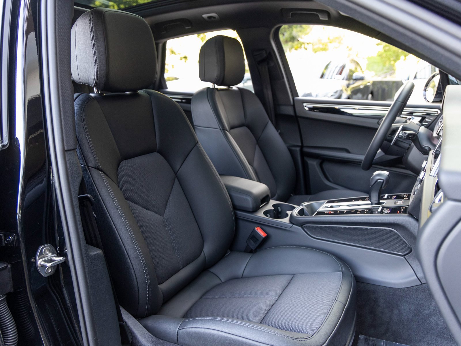 Certified 2025 Porsche Macan image 57