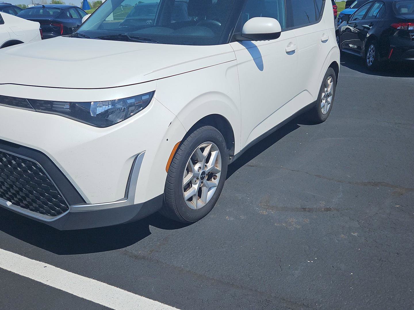 Used 2023 Kia Soul LX w/ LX Technology Package FWD image 3