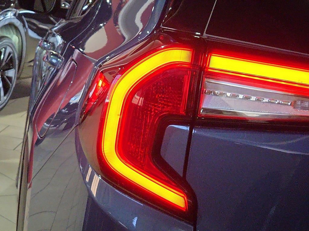 Used 2024 GMC Terrain SLE w/ Driver Convenience Package image 9