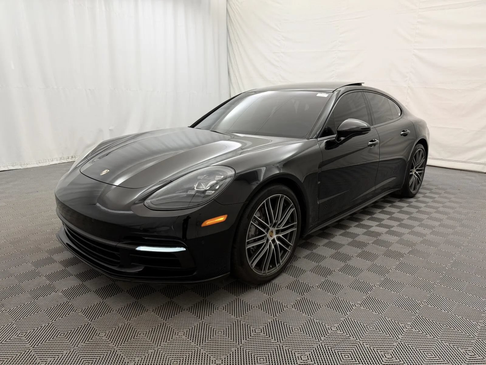 Used 2018 Porsche Panamera RWD image 2