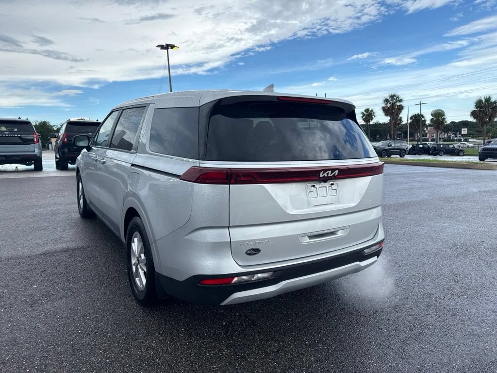 Used 2023 Kia Carnival LX FWD image 3