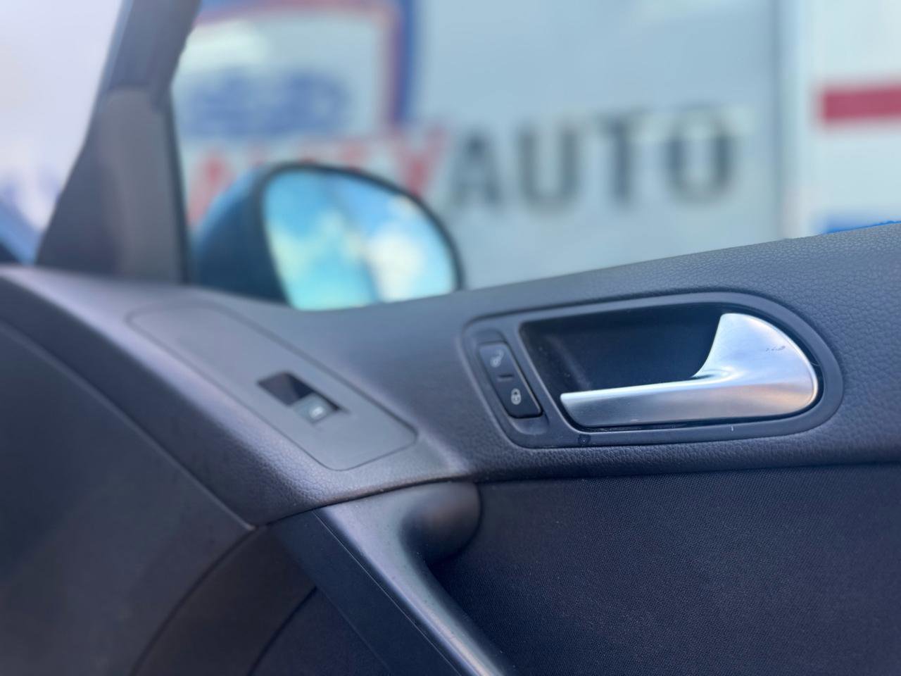 Used 2017 Volkswagen Tiguan Limited w/ Premium Package image 33