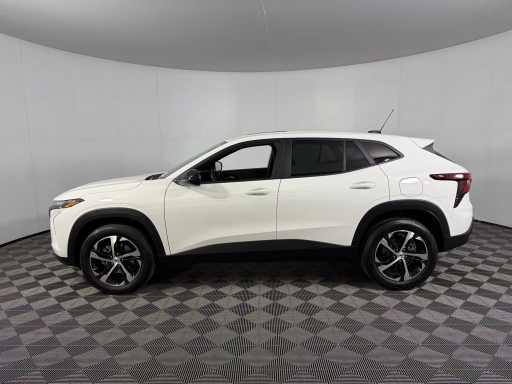 Used 2025 Chevrolet Trax RS w/ Sunroof Package image 11