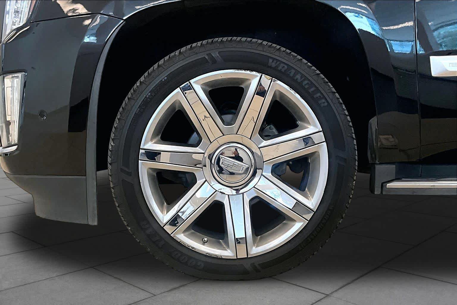 Used 2019 Cadillac Escalade Luxury AWD/4WD image 9