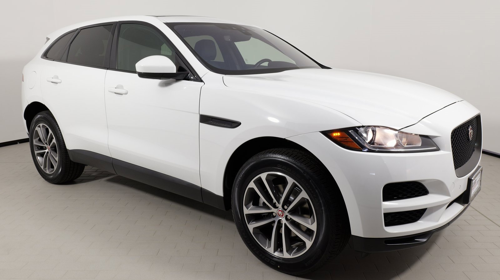 Used 2020 Jaguar F-PACE Premium image 18