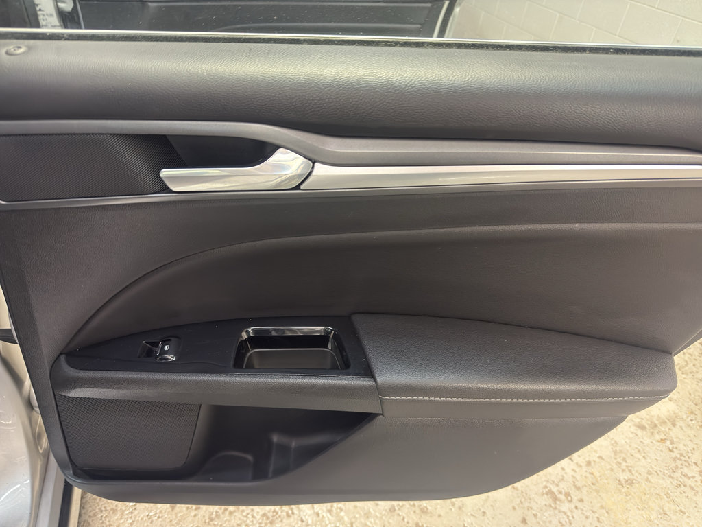 Used 2016 Ford Fusion Titanium FWD image 25