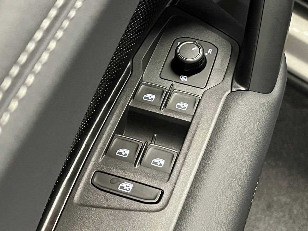New 2025 Volkswagen Tiguan SE R-Line image 18