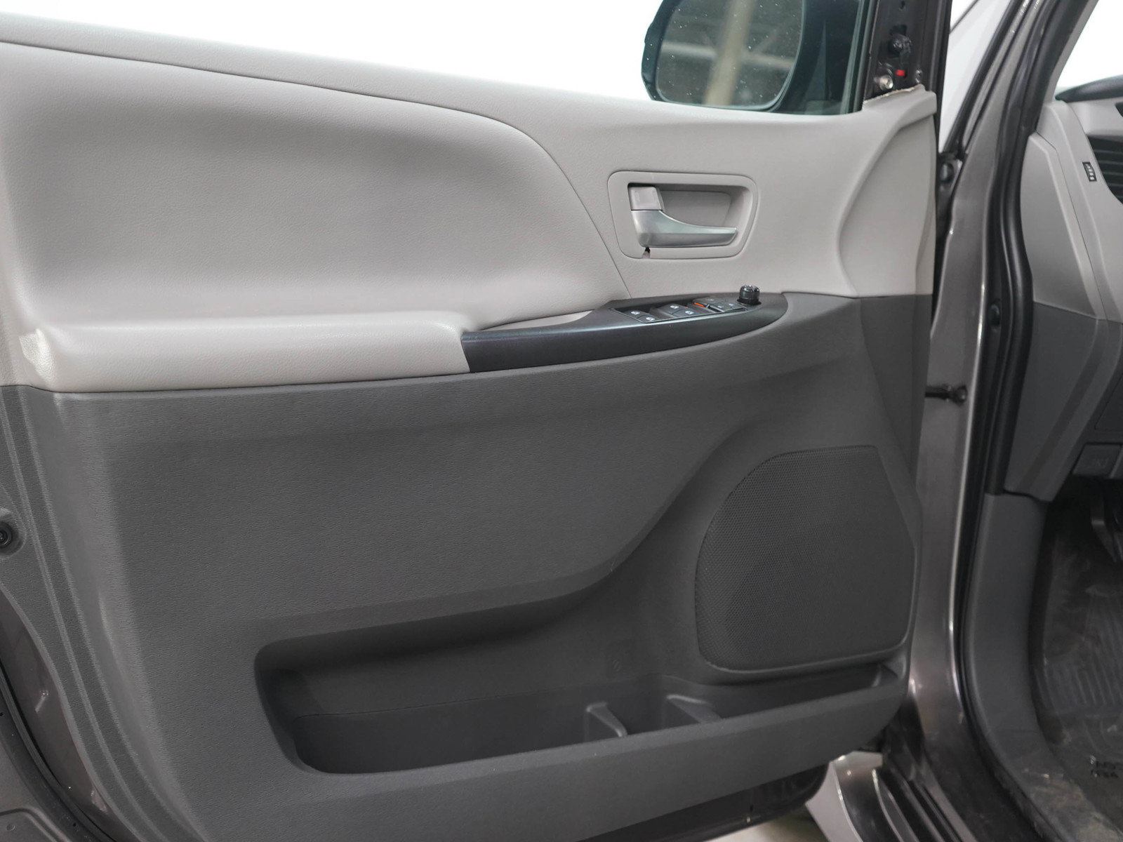Used 2020 Toyota Sienna LE AWD/4WD image 19