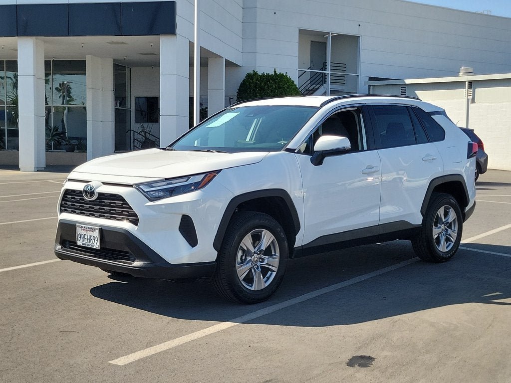 Used 2025 Toyota RAV4 XLE AWD/4WD image 2