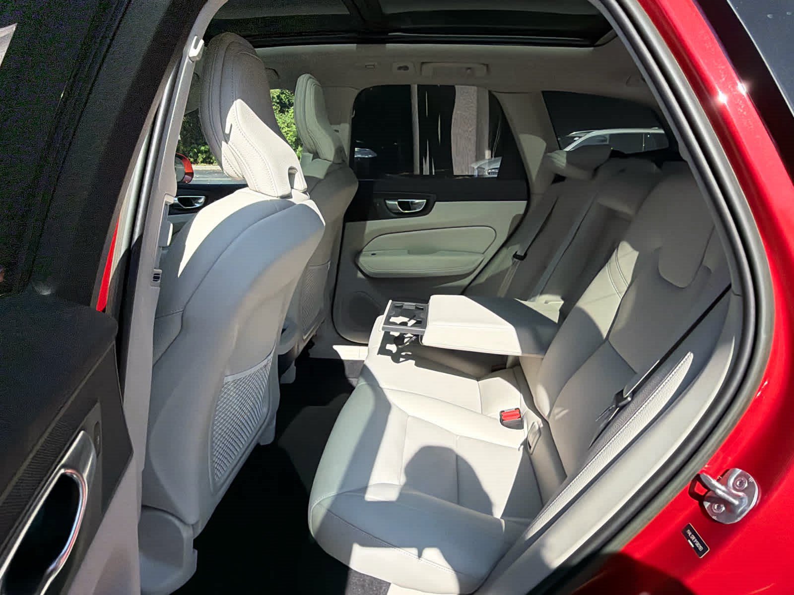 Used 2023 Volvo XC60 B5 Plus AWD/4WD image 21
