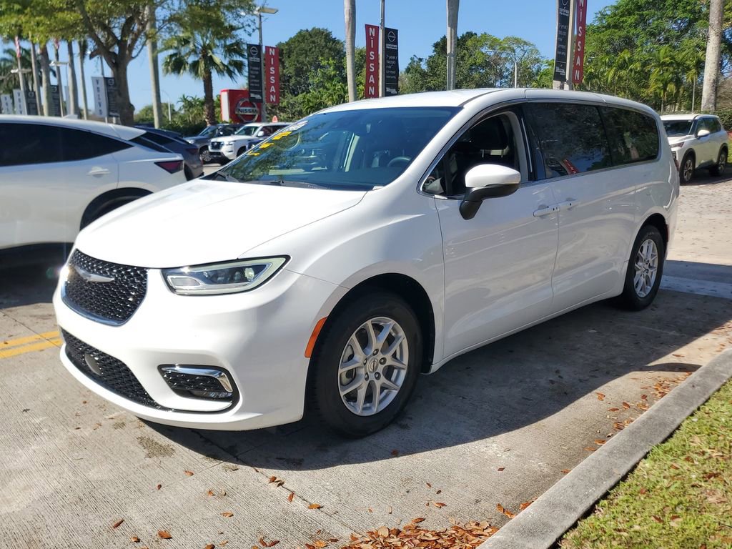 Used 2023 Chrysler Pacifica Touring-L FWD image 3