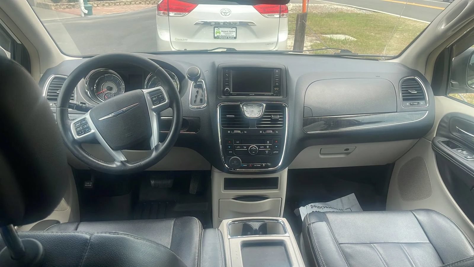 Used 2013 Chrysler Town & Country Touring FWD image 23
