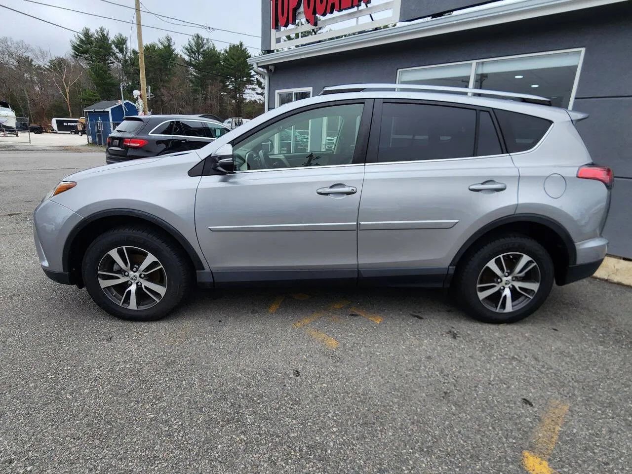 Used 2018 Toyota RAV4 XLE image 8