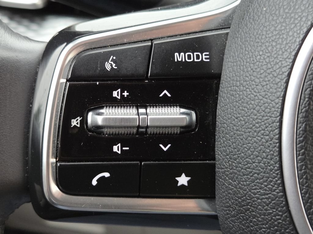 Used 2024 Kia Carnival LX FWD image 10