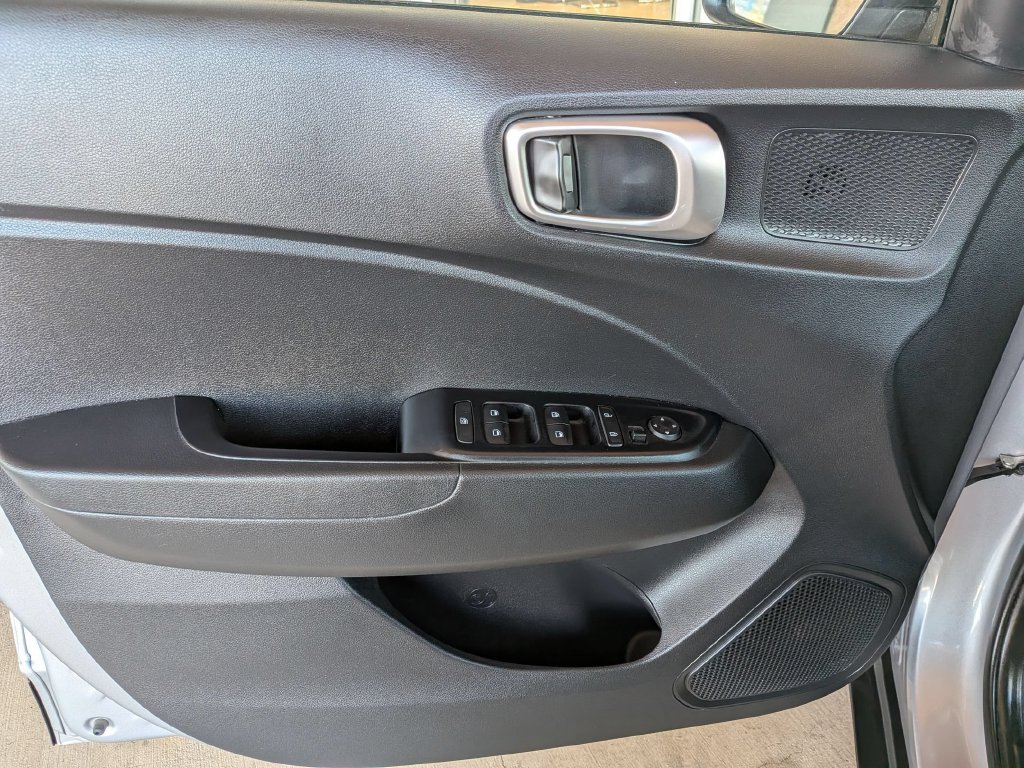 Used 2025 Hyundai Venue SEL FWD image 9