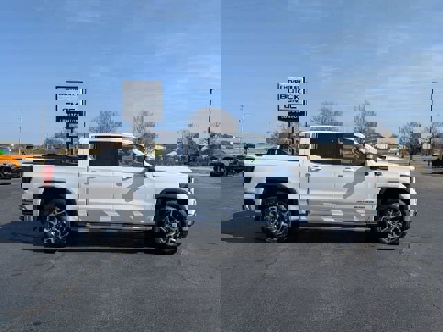 New 2026 GMC Sierra 1500 SLE image 2