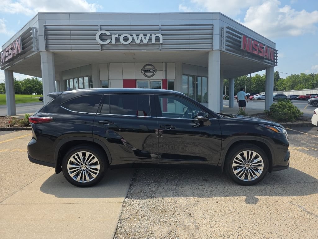Used 2026 Toyota Highlander Platinum AWD/4WD image 2