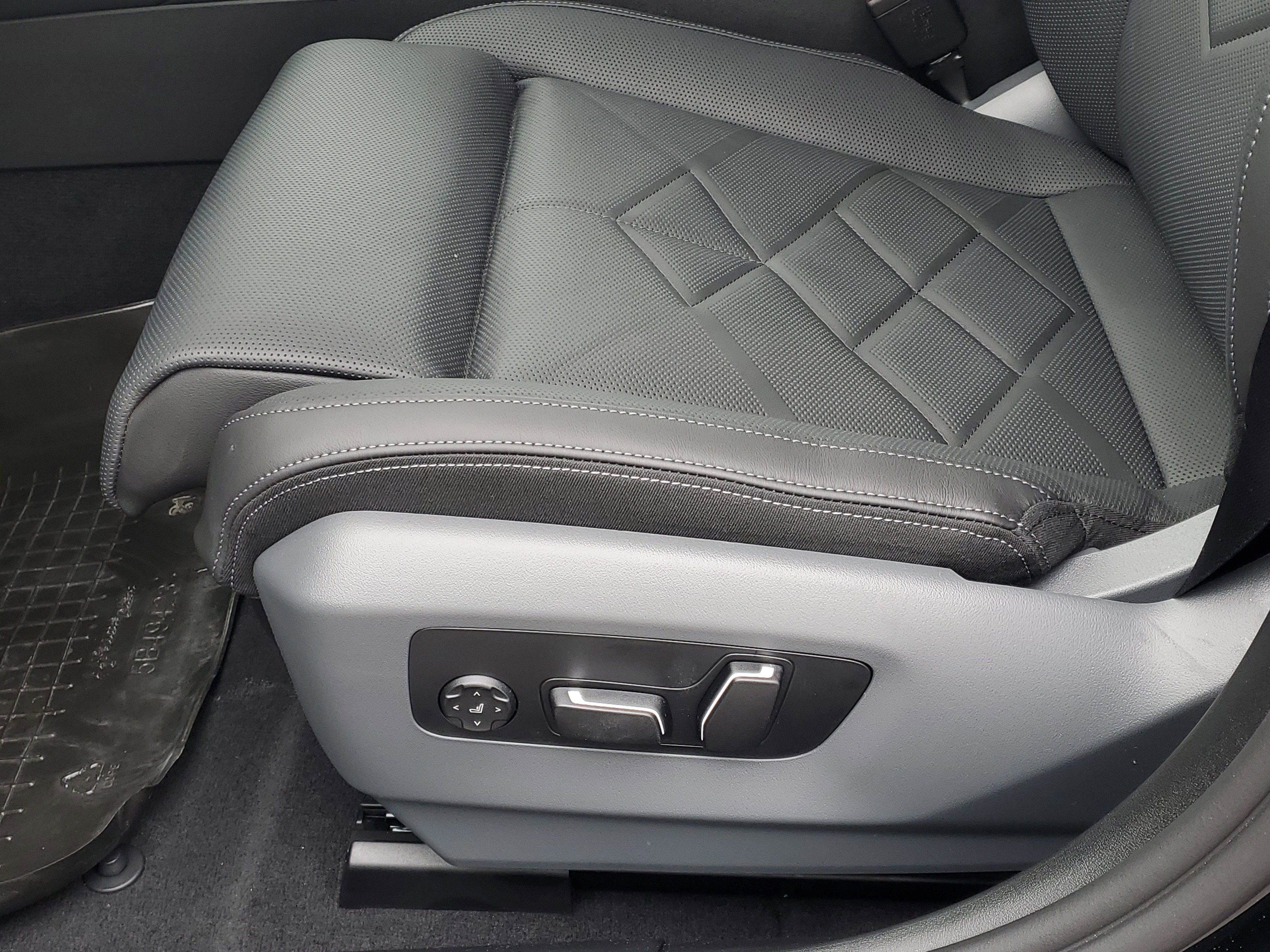 New 2026 BMW 550e xDrive w/ Executive Package image 8