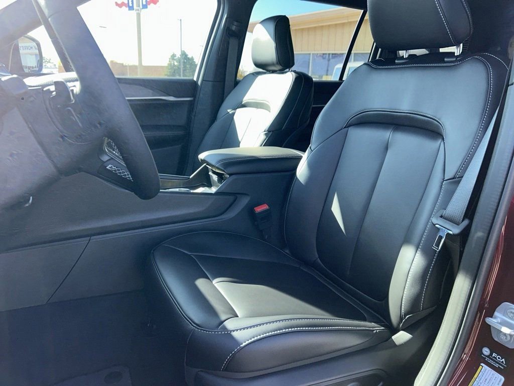 New 2025 Jeep Grand Cherokee L Limited w/ Black Appearance Package image 9