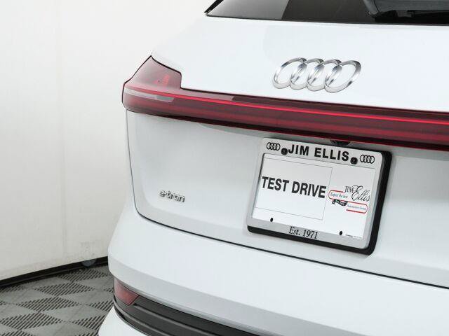 Used 2023 Audi e-tron Premium Plus w/ Premium Plus Package AWD/4WD image 39