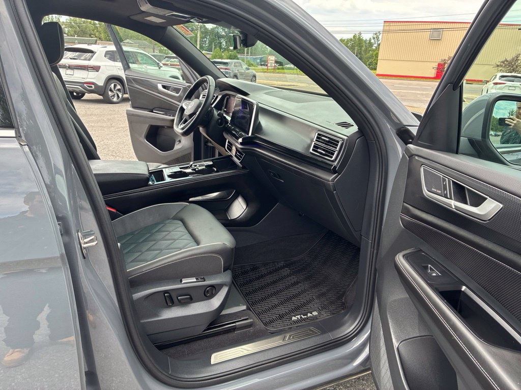 Used 2026 Volkswagen Atlas Cross Sport SEL Premium R-Line w/ MDO Package AWD/4WD image 35