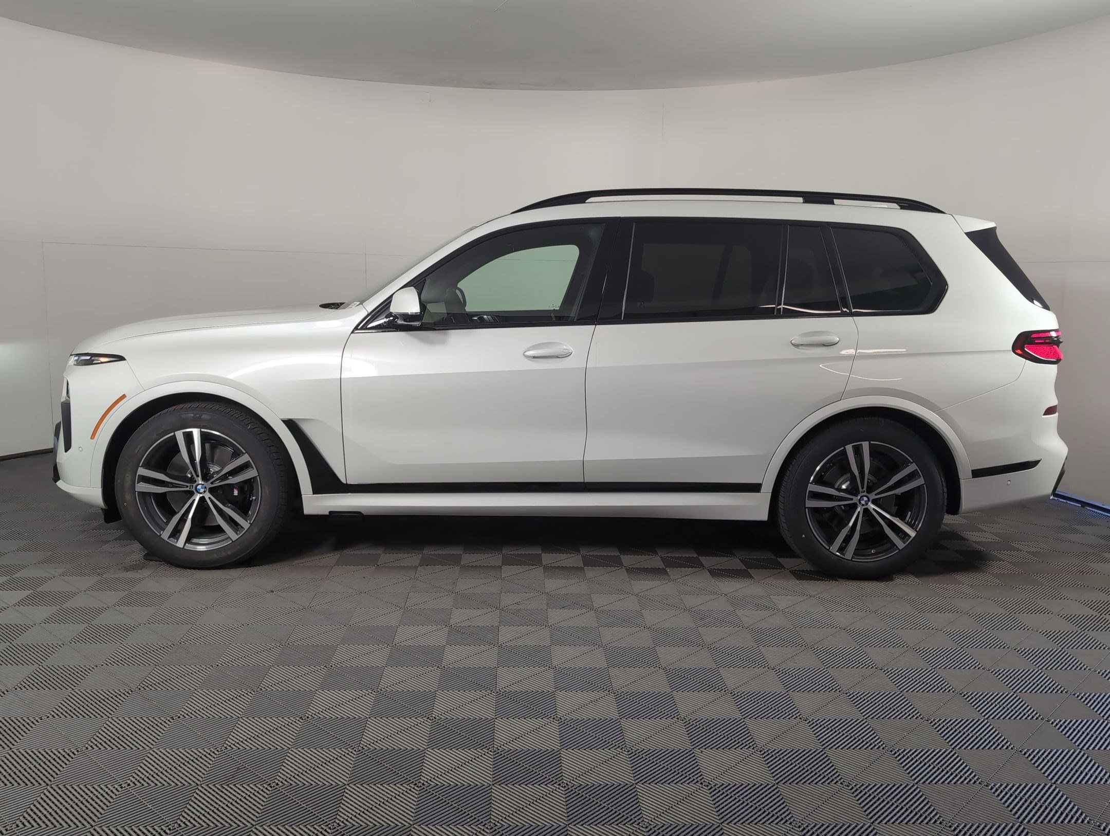 New 2026 BMW X7 xDrive40i w/ Executive Package video 2