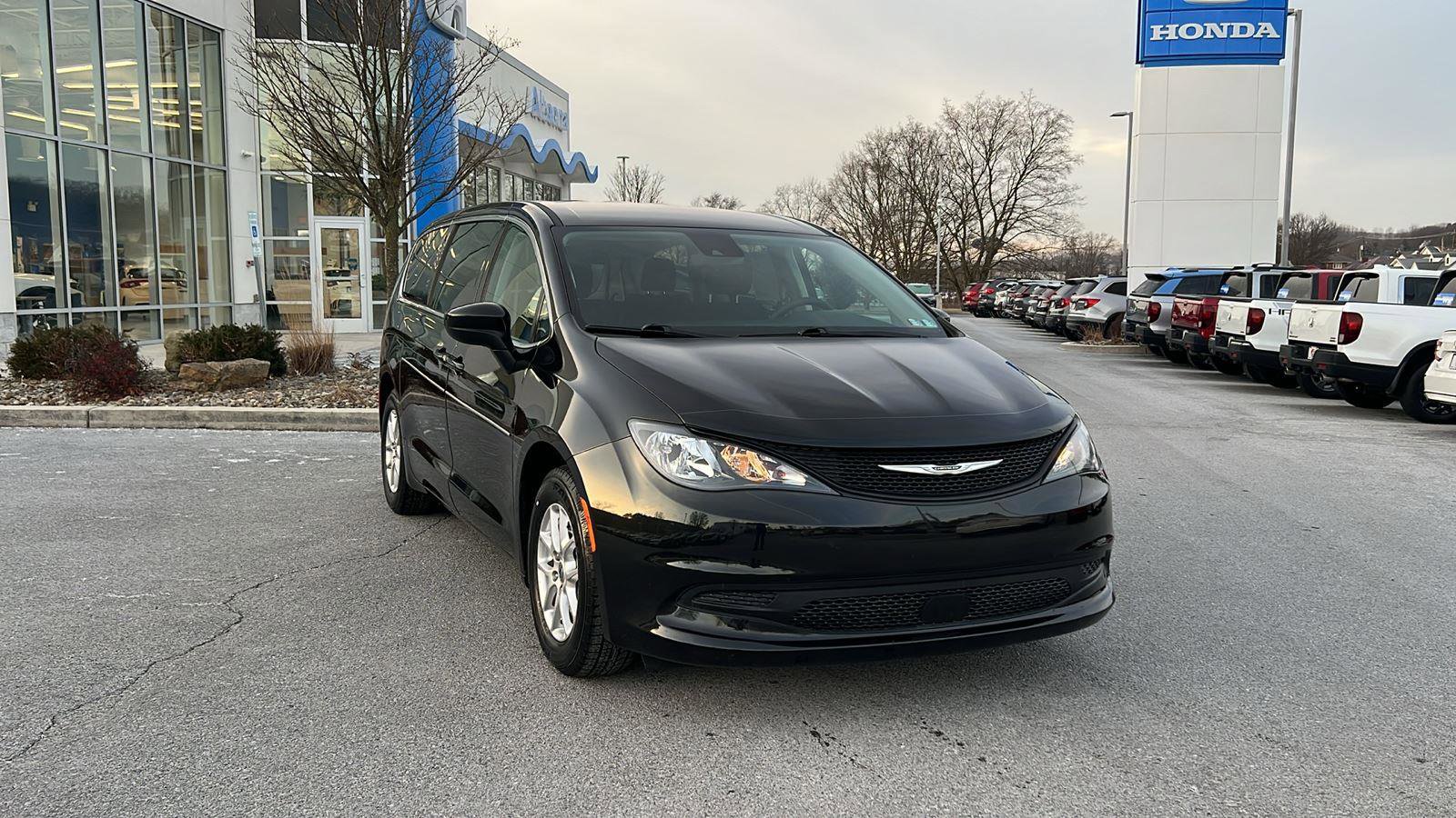 Used 2022 Chrysler Voyager LX image 1