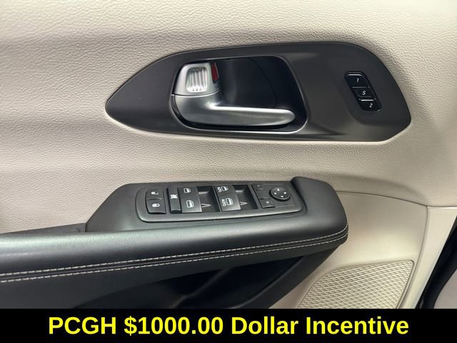 Used 2024 Chrysler Pacifica Touring-L image 25