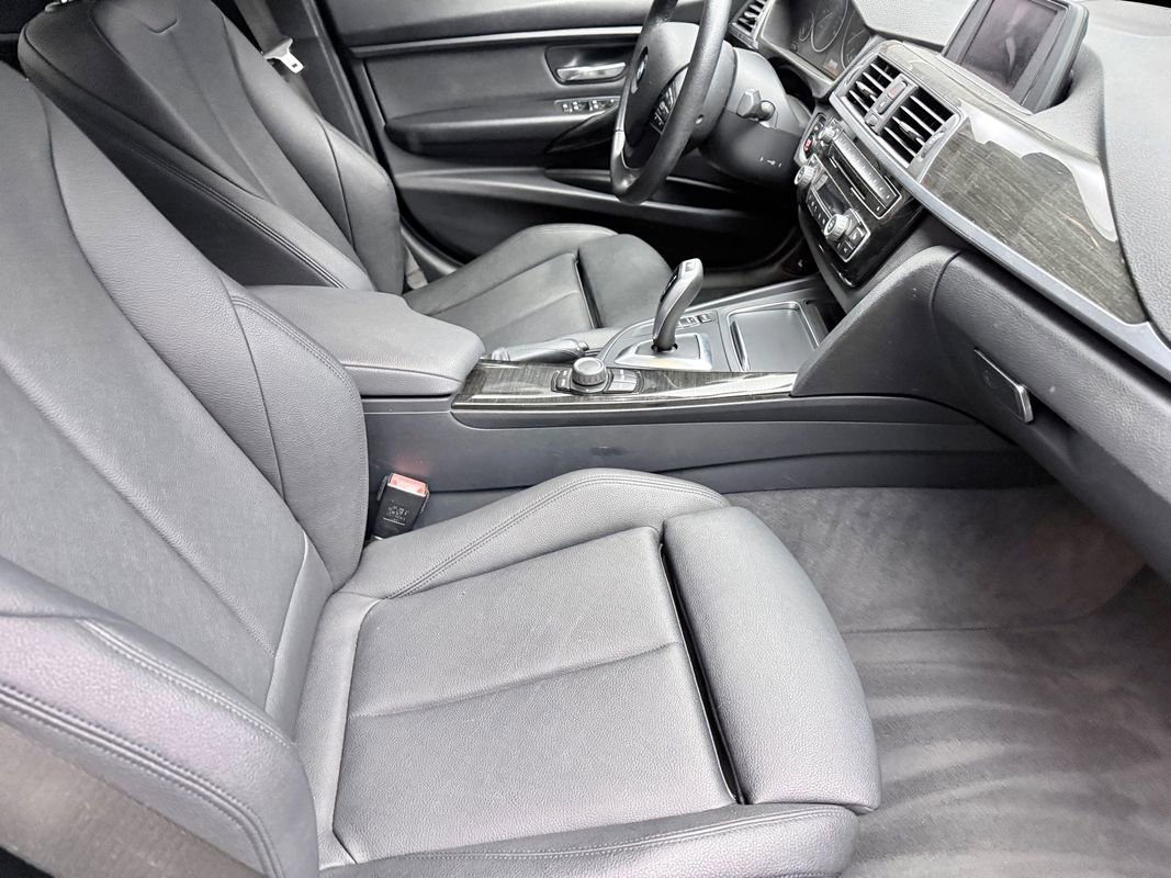 Used 2018 BMW 320i xDrive Sedan image 12