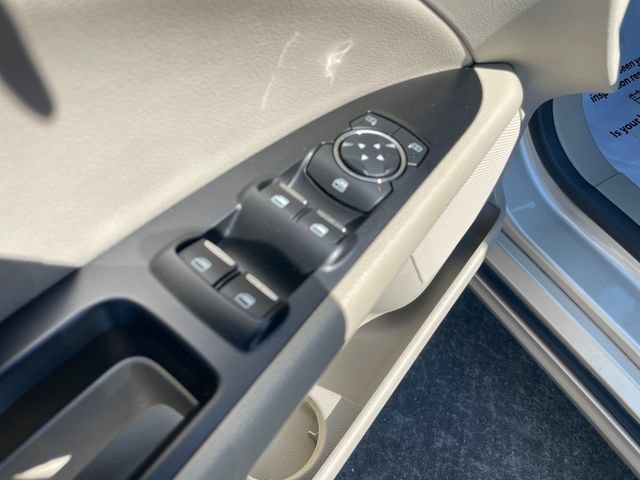 Used 2017 Ford Fusion SE w/ Fusion SE Technology Package FWD image 12