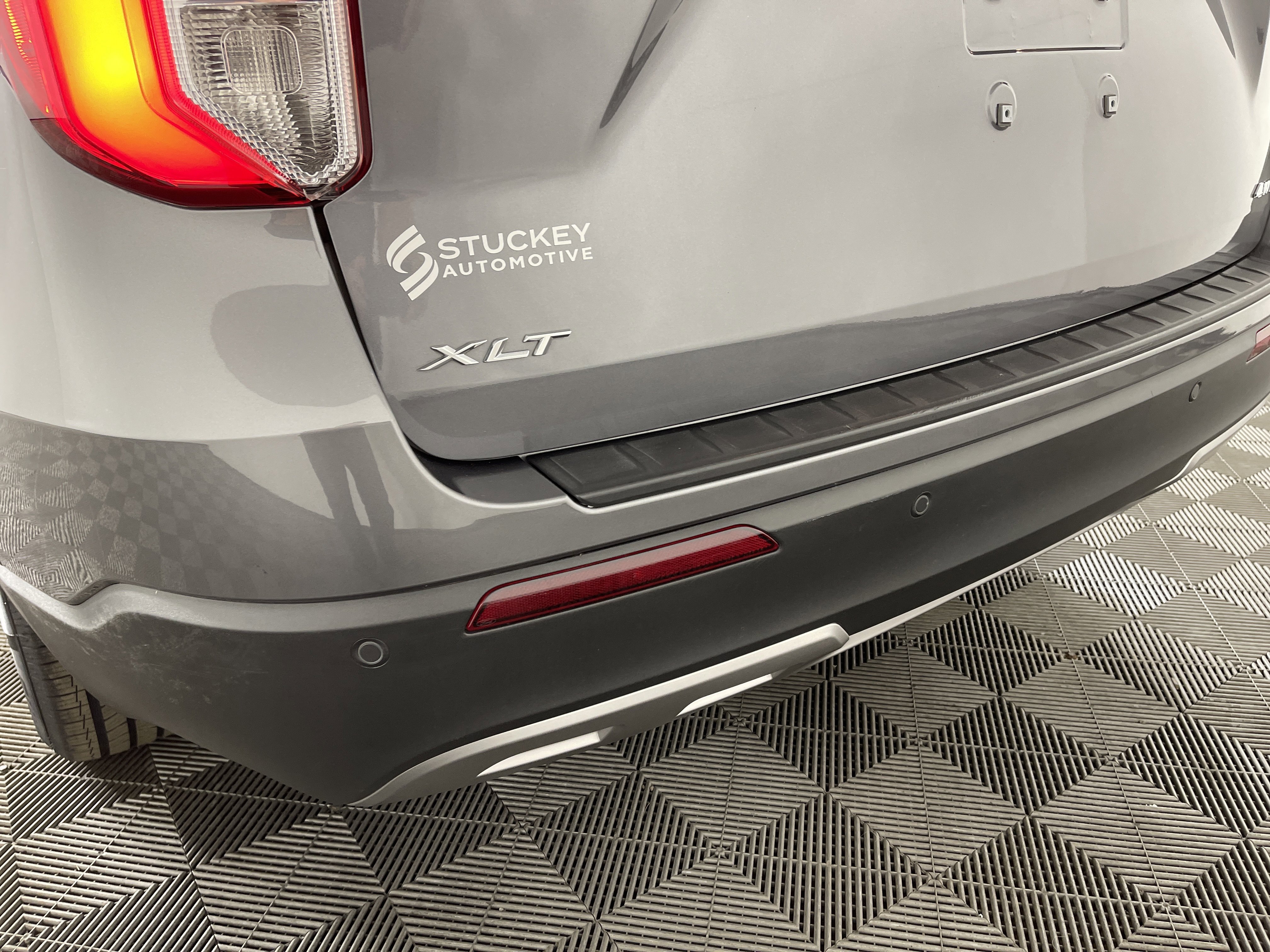 Used 2022 Ford Explorer XLT w/ Equipment Group 202A image 6