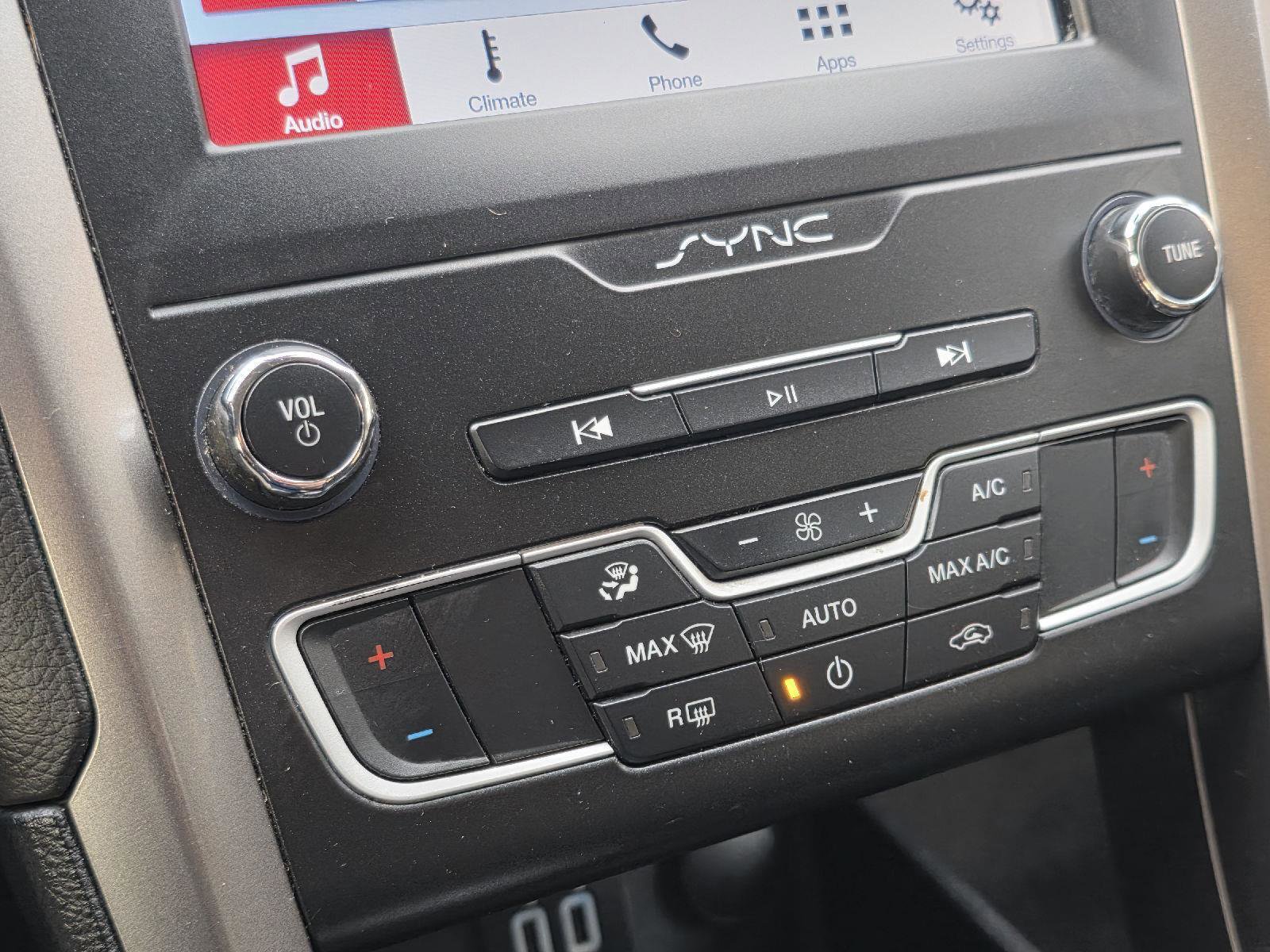 Used 2019 Ford Fusion SE image 19