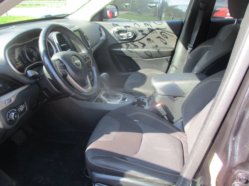 Used 2016 Jeep Cherokee Latitude w/ Cold Weather Group FWD image 10